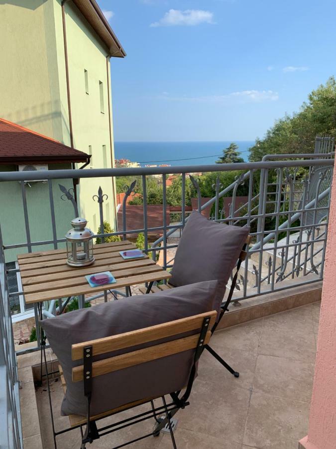 Sunray Guest House, Private Rooms & Apartment With Lovely Sea View Варна Экстерьер фото